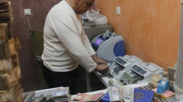 تراجع جديد.. سعر صرف الدينار العراقي أمام الدولار الأمريكي في تعاملات اليوم الأسبوعية